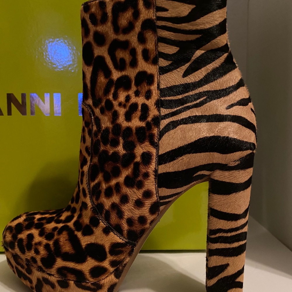 NWTB Gianni Bini leopard and cheetah boots Sz6